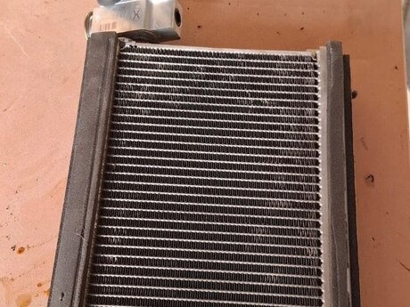 Isuzu NPR kondisioner radiatoru