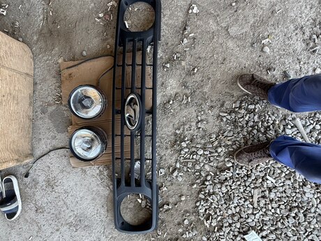 Niva faraları və radiator barmaqlığı