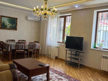 8-ci mikrorayonda 5 otaqlı həyət evi satılır, 250 m², 700 000 AZN, şəkil 2 / 6