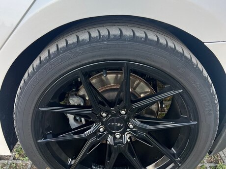 Təkərlər 275/35 R19, 245/40 R19