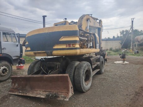 Ekskavator CAT, 1996 il
