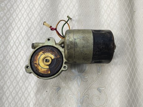 GAZ 21 şüşə silən mühərriki 
