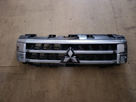 Mitsubishi Pajero radiator barmaqlığı