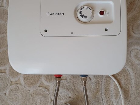 Su qızdırıcısı "Ariston"
