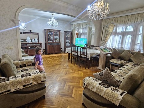 5 otaq · 130 m² · 6/9 mərtəbə, Azadlıq Prospekti