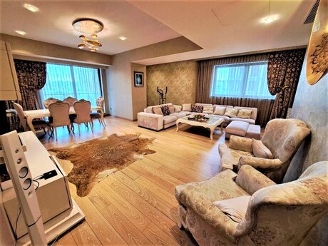 4 otaqlı mənzil, 220 m², Üzeyir Hacıbəyov küç., 5 000 AZN