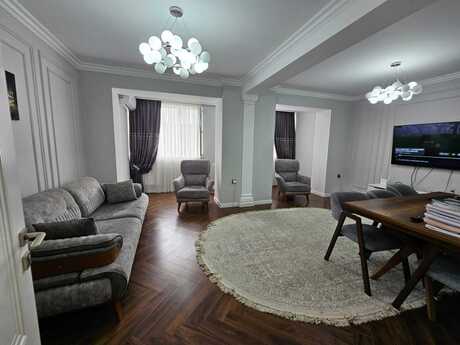 5 otaq · 130 m² · 8/9 mərtəbə, Azadlıq Prospekti