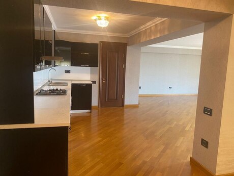5 otaqlı mənzil, 300 m², Asif Məhərrəmov küç., 385 000 AZN