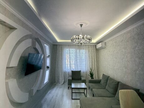 Yeni Günəşlidə 5 otaqlı köhnə tikili mənzil satılır, 120 m², 240 000 AZN, şəkil 2 / 12
