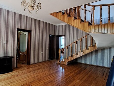 8 rooms · 850 m²
