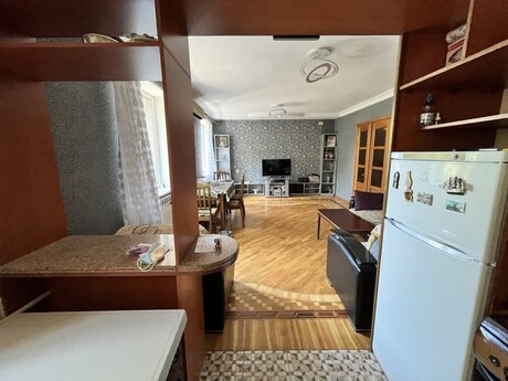 Azadlıq Prospektidə 5 otaqlı köhnə tikili mənzil satılır, 125 m², 240 000 AZN, şəkil 2 / 12