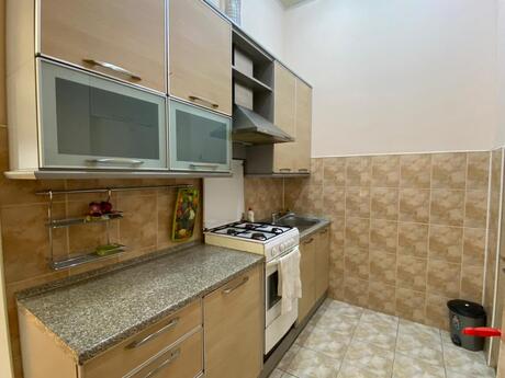 Sahildə 4 otaqlı köhnə tikili mənzil kirayə verilir, 160 m², 1 300 AZN/ay, şəkil 2 / 12