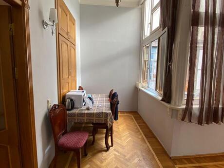 Sahildə 4 otaqlı köhnə tikili mənzil kirayə verilir, 160 m², 1 300 AZN/ay, şəkil 5 / 12