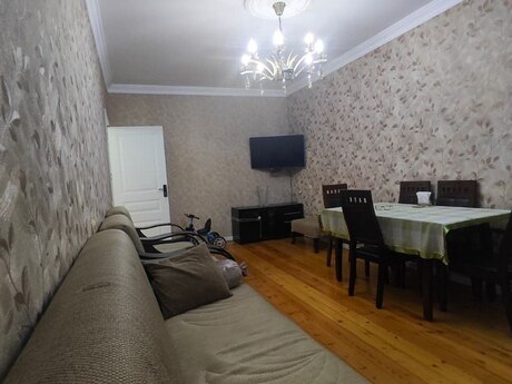 Bakıxanovda 4 otaqlı köhnə tikili mənzil satılır, 90 m², 215 000 AZN, şəkil 2 / 12