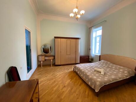 Sahildə 4 otaqlı köhnə tikili mənzil kirayə verilir, 180 m², 1 300 AZN/ay, şəkil 3 / 12