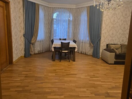 4 rooms · 300 m²