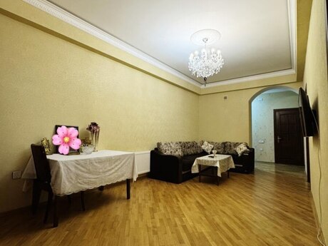 3 otaq · 135 m² · 13/16 mərtəbə, İnşaatçılar