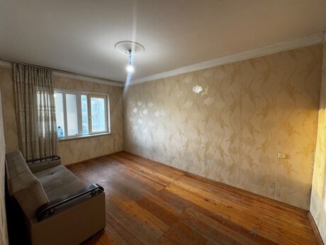 8-ci mikrorayonda 1 otaqlı köhnə tikili mənzil satılır, 45 m², 128 000 AZN, şəkil 2 / 9