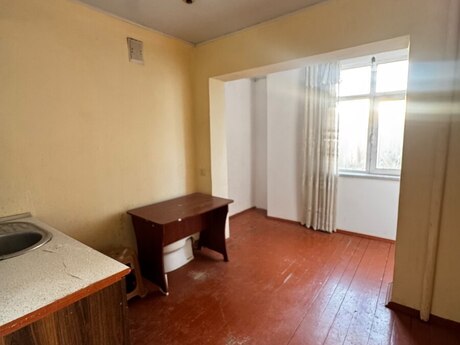 8-ci mikrorayonda 1 otaqlı köhnə tikili mənzil satılır, 45 m², 128 000 AZN, şəkil 3 / 9