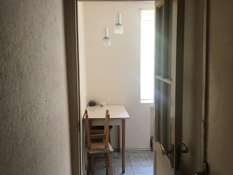 28 Mayda 2 otaqlı köhnə tikili mənzil kirayə verilir, 45 m², 600 AZN/ay, şəkil 2 / 12