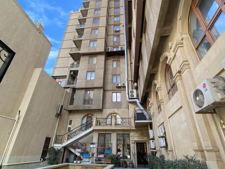 Sahildə 4 otaqlı yeni tikili mənzil satılır, 210 m², 970 000 AZN, şəkil 2 / 12