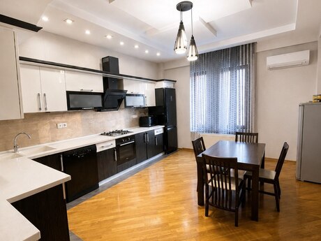 Sahildə 4 otaqlı yeni tikili mənzil satılır, 210 m², 970 000 AZN, şəkil 5 / 12