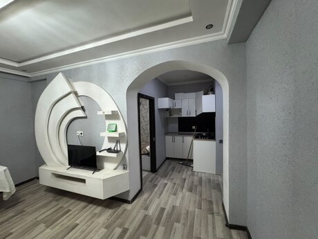 Qurtuluş 93 kompleksində 2 otaqlı yeni tikili mənzil kirayə verilir, 44 m², 400 AZN/ay, şəkil 2 / 7