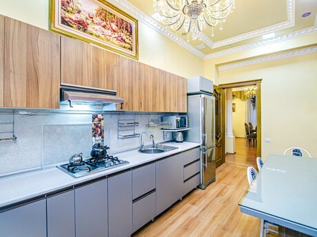 Sahildə 4 otaqlı köhnə tikili mənzil kirayə verilir, 160 m², 1 500 AZN/ay, şəkil 5 / 12