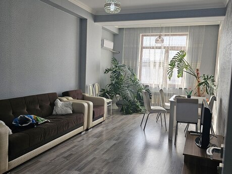 2 otaqlı mənzil, 77 m², İnşaatçılar, 800 AZN
