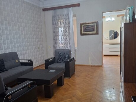 28 Mayda 3 otaqlı köhnə tikili mənzil satılır, 80 m², 268 000 AZN, şəkil 2 / 12
