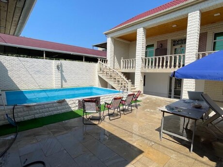 6 otaq · 220 m²