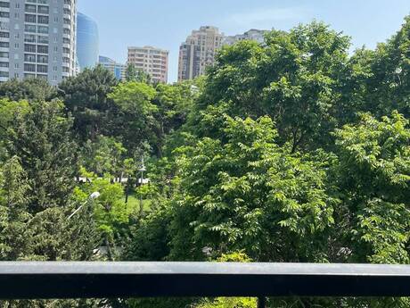 28 Mayda 4 otaqlı köhnə tikili mənzil satılır, 110 m², 3 350 000 AZN, şəkil 4 / 5