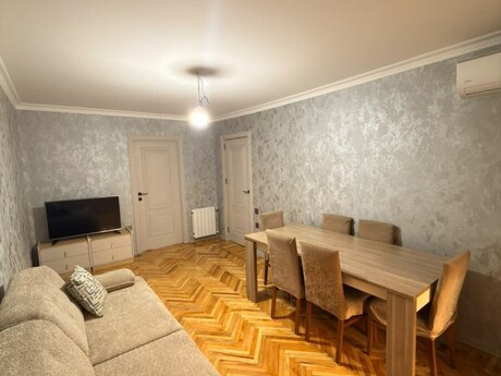 3 otaq · 70 m² · 4/5 mərtəbə, Zahid Xəlilov küçəsi