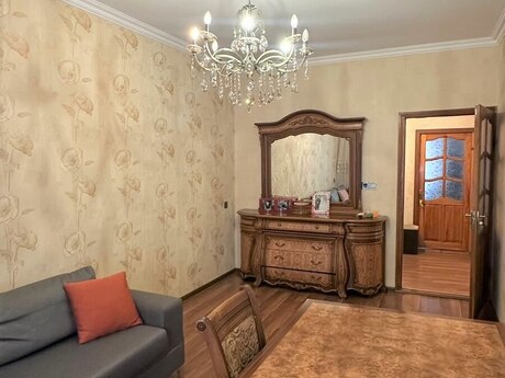 Yeni Günəşlidə 5 otaqlı köhnə tikili mənzil satılır, 120 m², 225 000 AZN, şəkil 2 / 12