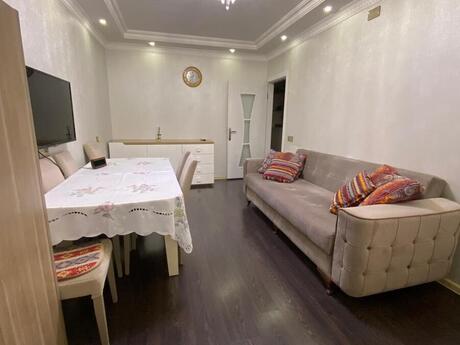 Əhmədlidə 4 otaqlı köhnə tikili mənzil satılır, 117 m², 220 000 AZN, şəkil 2 / 12