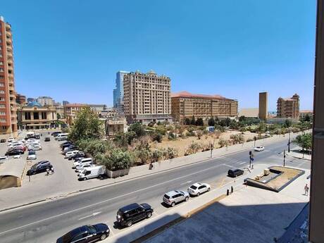 Capital Plaza kompleksində 2 otaqlı yeni tikili mənzil kirayə verilir, 70 m², 1 300 AZN/ay, şəkil 2 / 7