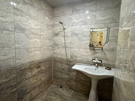 Yeni Günəşlidə 2 otaqlı köhnə tikili mənzil satılır, 60 m², 130 000 AZN, şəkil 5 / 10