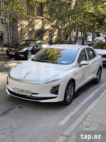Hongqi E-QM5