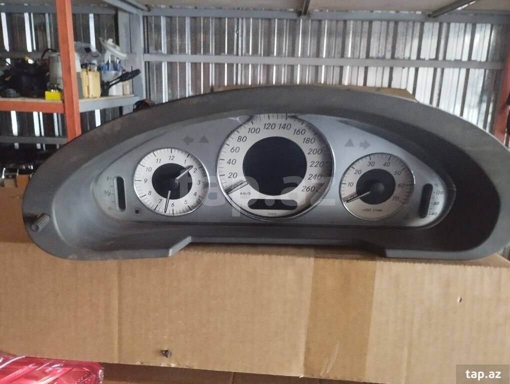 "Mercedes W211" sürətlər paneli