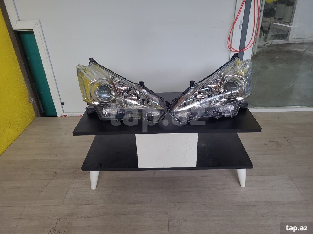 "Toyota Prius V" ön faraları