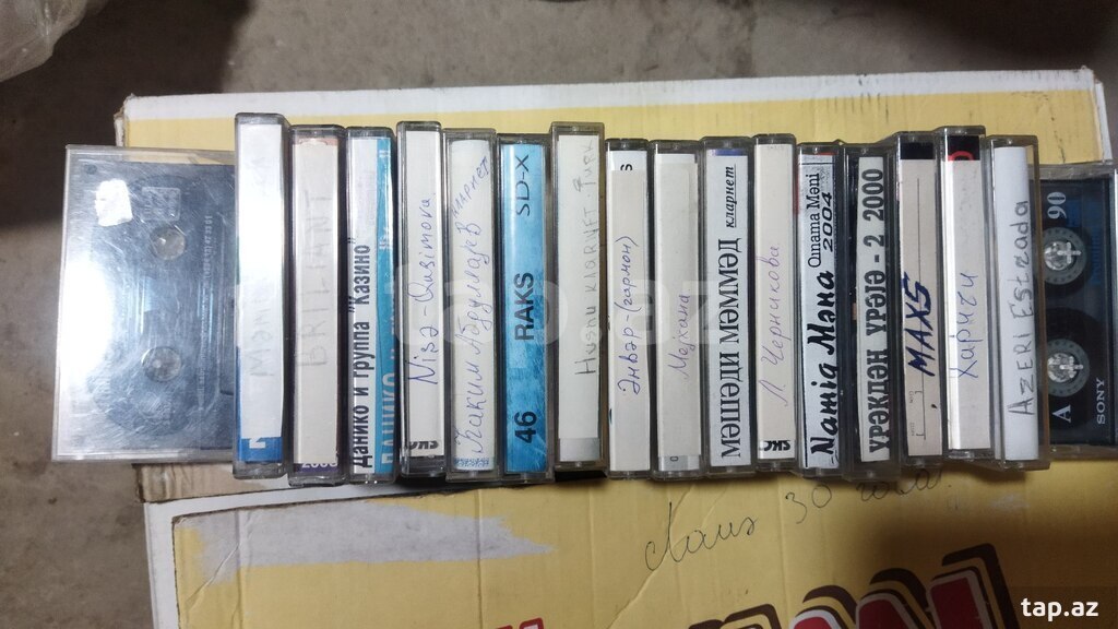 Audio videokaset  (8)