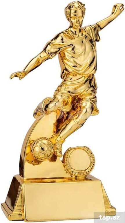 Futbolçu suvenir heykəli