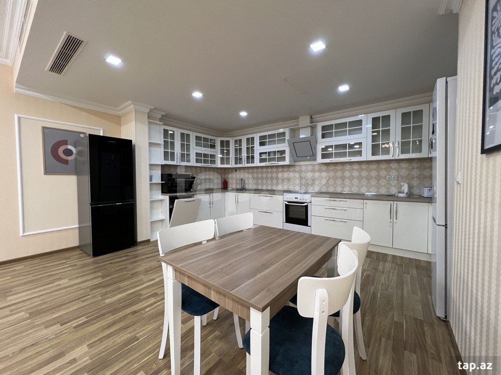 Сдается 3-комн. новостройка, пр. Нефтяников., 165 м² (8)