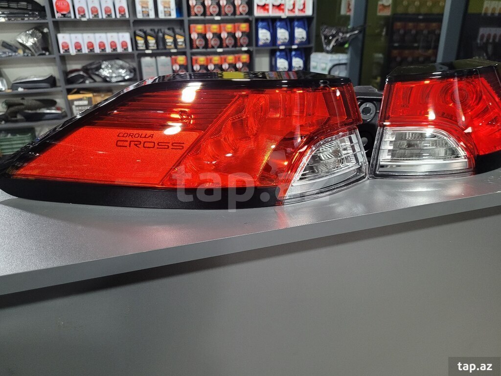 "Toyota Corolla Cross" stop işıqları (3)