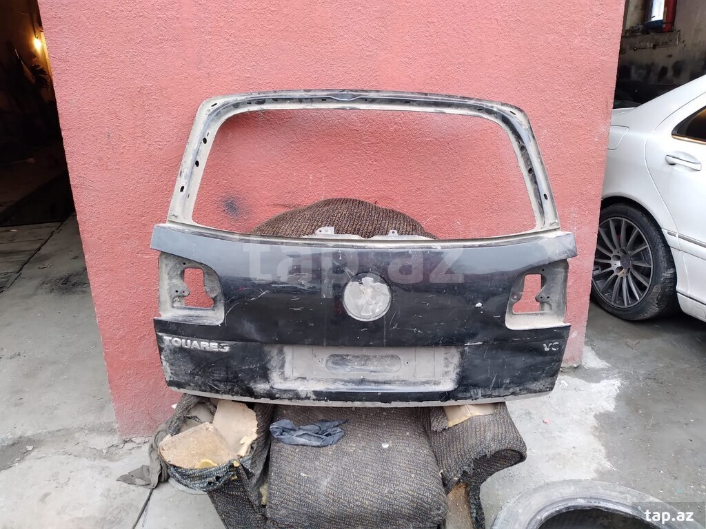 "Volkswagen Touareg" arxa baqajı