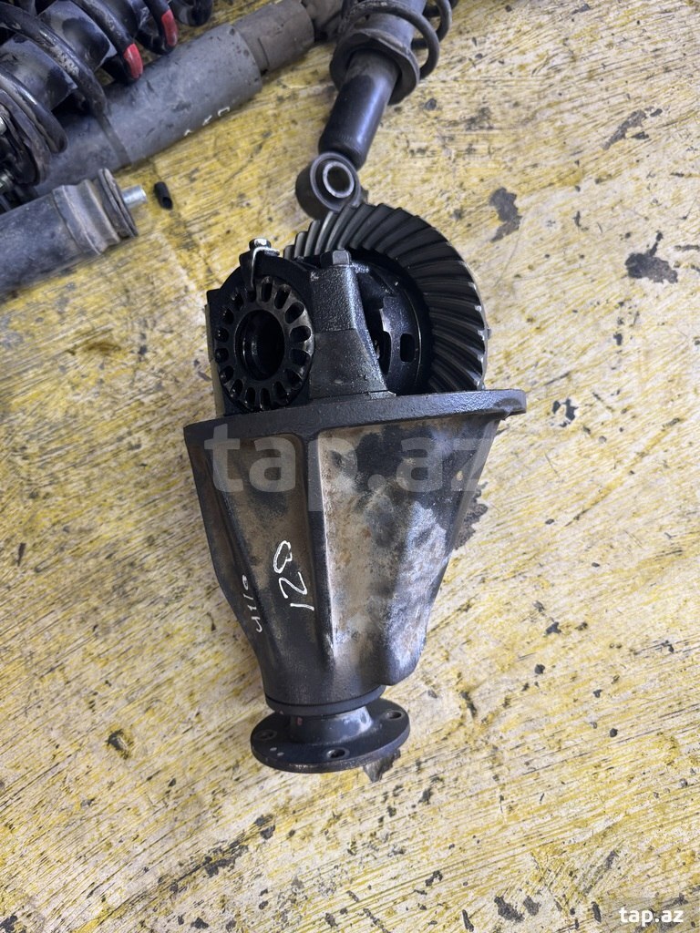 "Toyota Prado" arxa redukturu