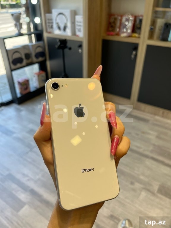 Apple iPhone 8 Silver 64GB (2)