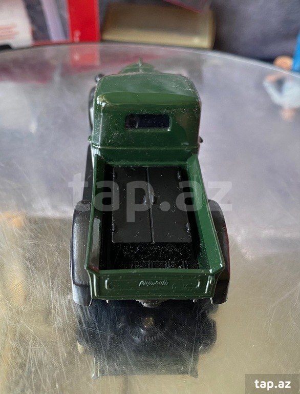 Коллекционная модель "Plymouth Truck Pick Up green black 1941" (16)