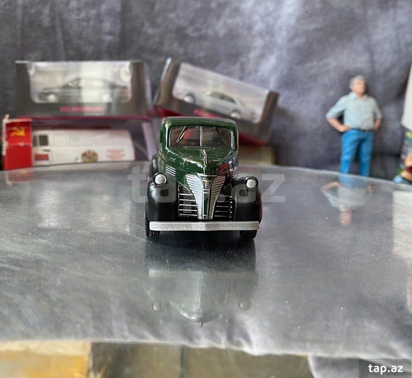 Коллекционная модель "Plymouth Truck Pick Up green black 1941" (10)