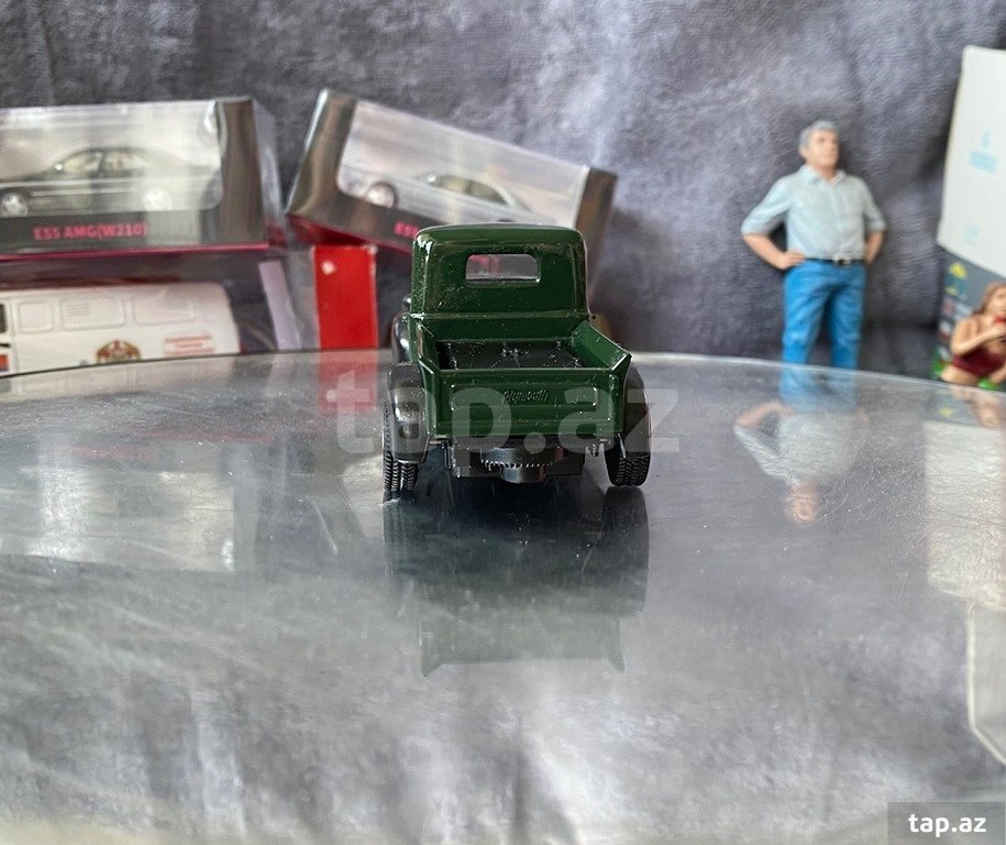 Коллекционная модель "Plymouth Truck Pick Up green black 1941" (15)